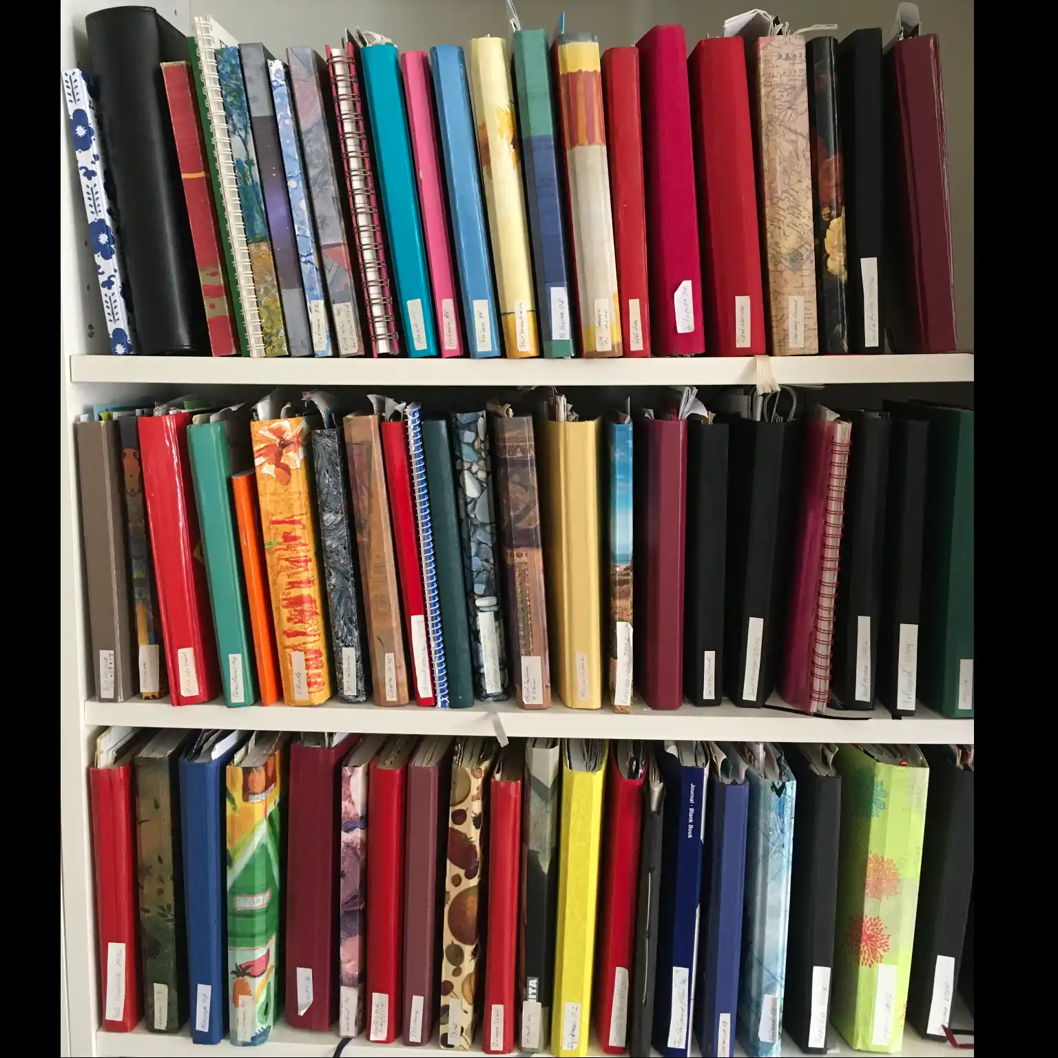 Karins handschriftliche Reisejournale im Regal