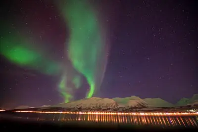 Polarlichter über den Lyngen Alpen im Norden Norwegens.