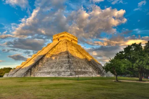 The Kukulcán pyramid in Chichen Itza