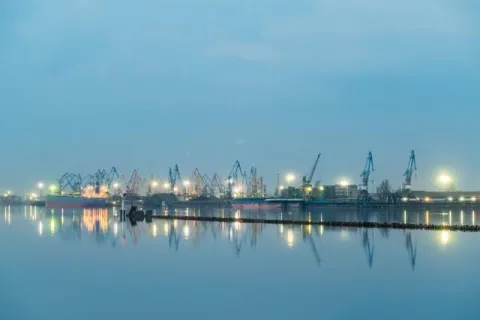 Blaue Stunde am Hafen von Riga