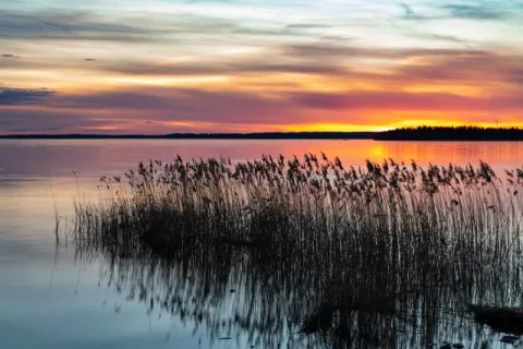 Sonnenuntergang am Unden See in der Nähe von Gårdsjö (Örebro)