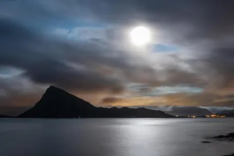 Der Mond über dem Nappfjord
