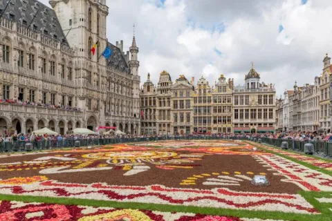 NFT 040: Der große Platz von Brüssel im Blumenmeer