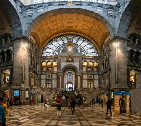Die Eingangshalle des Antwerpener Bahnhofs