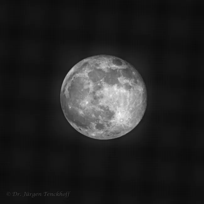 Image of the super moon as a result of 70 stacked individual photos and processing with Lightroom