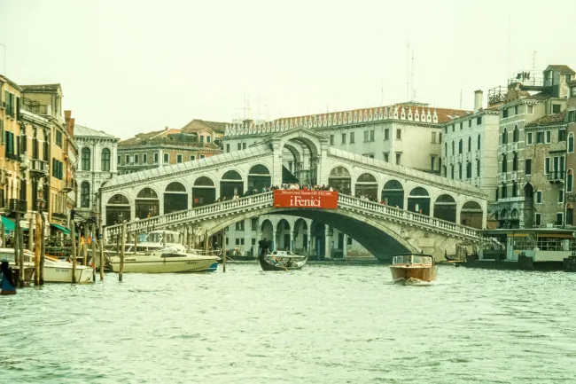 Die Rialtobrücke über dem Canal Grande