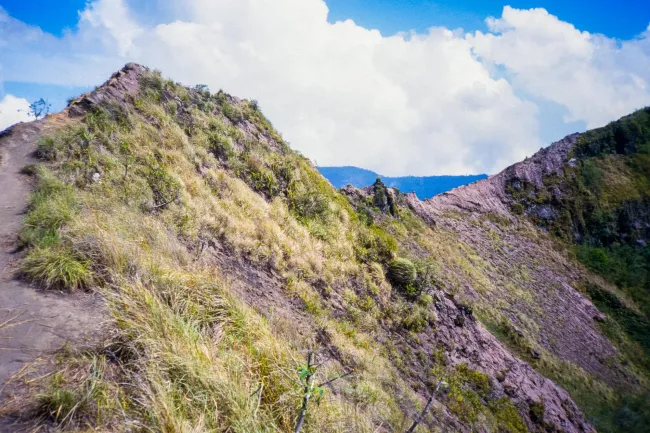 Die Höhen des Kraterrandes des Batur