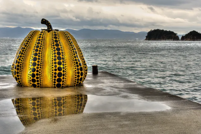 The famous pumpkin sculpture by the artist Yayoi Kusama