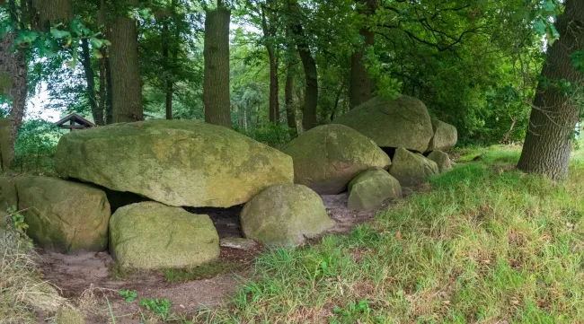 The megalithic tomb in the Ipeken, also known as Groß Berßen II, is a Neolithic passage grave with the Sprockhoff no. 857