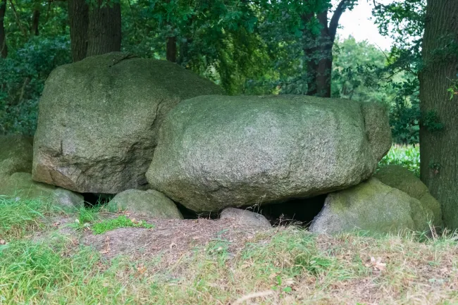 The megalithic tomb in the Ipeken, also known as Groß Berßen II, is a Neolithic passage grave with the Sprockhoff no. 857