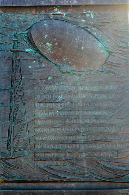 Gedenktafeln für den "Amundsen-Nobile-Elswort Transpolarflug" 1926