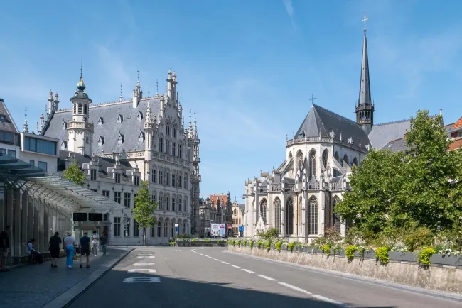 Opposite the town hall in Leuven stands the late Gothic Sint Pieterskirche with the altarpiece of the Last Supper by Dierick Bouts, a Flemish Primitive painter.