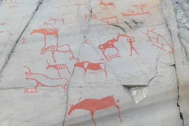 Petroglyphen, die Jagdszenen zeigen