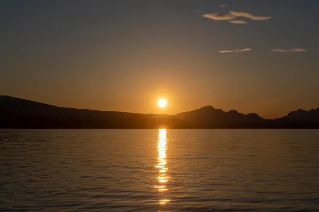 Die Mitternachtssonne über der Insel Reinøya im Ullsfjord in Norwegen