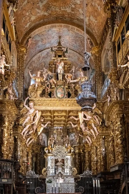 Der Hochaltar mit der sitzenden Figur des hl. Jakob unter einem vergoldeten Baldachin