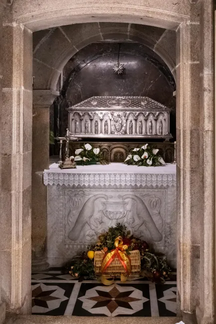 Ein silberner Schrein in der Krypta unter dem Hochaltar mit den Gebeinen des hl. Jakob