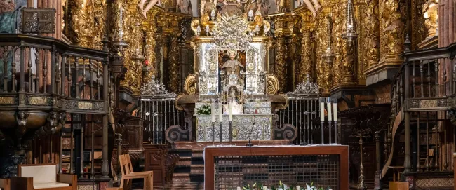 Der Hochaltar mit der sitzenden Figur des hl. Jakob unter einem vergoldeten Baldachin