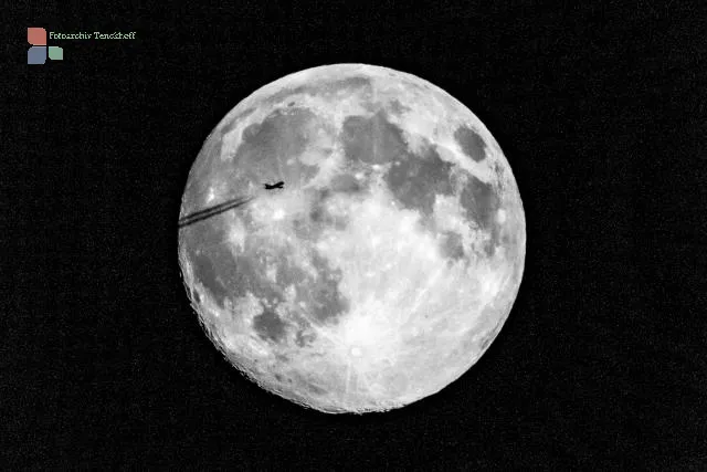 Plane in front of the super moon