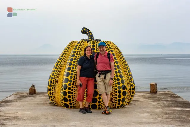 Karin and Jürgen in front of the famous pumpkin sculpture by the artist Yayoi Kusama on the Japanese island of Naoshima