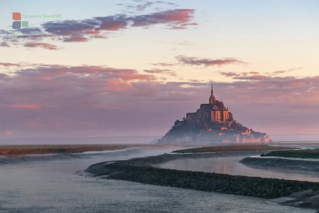 Le Mont Saint Michel im Frühnebel beim Sonnenaufgang