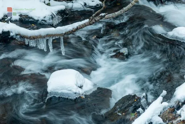 Eiszapfen über kleinem Bach in Andorra