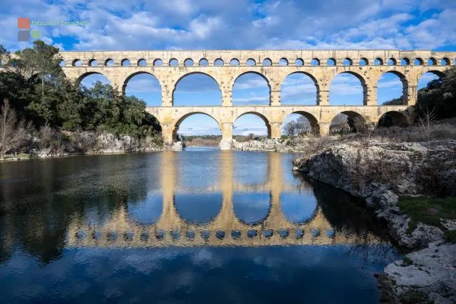 Der Pont du Gard als Spiegelung im Gardon