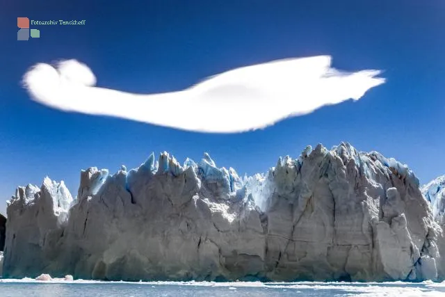 NFT 017: Der Perito-Moreno-Gletscher in Patagonien mit Wolke