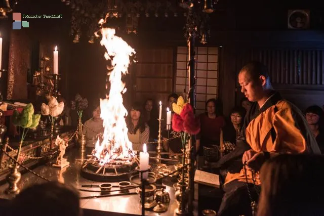 Die Goma-Feuerzeremonie im Ekōin-Tempel in Kōyasan