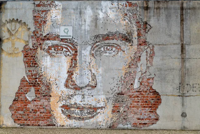 Sculpted high-rise portrait of VHILS in Aveiro