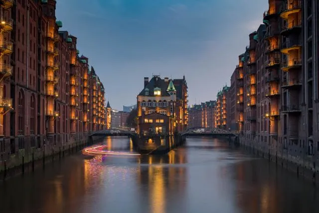 Photospot in Hamburg: "Castle in the warehouse district" in the blue hour