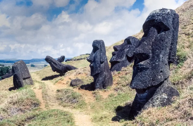 Weg mit Moai, die kolossalen Steinstatuen der Osterinsel (Rapa Nui). 