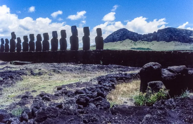 Moai, die kolossalen Steinstatuen der Osterinsel (Rapa Nui). 