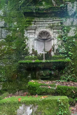 Die mystische und geheimnisvolle Kapelle in der Ruine Escusalla 