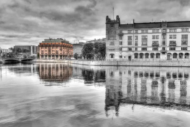 Stockholm mit Gebäuden als Spiegelung