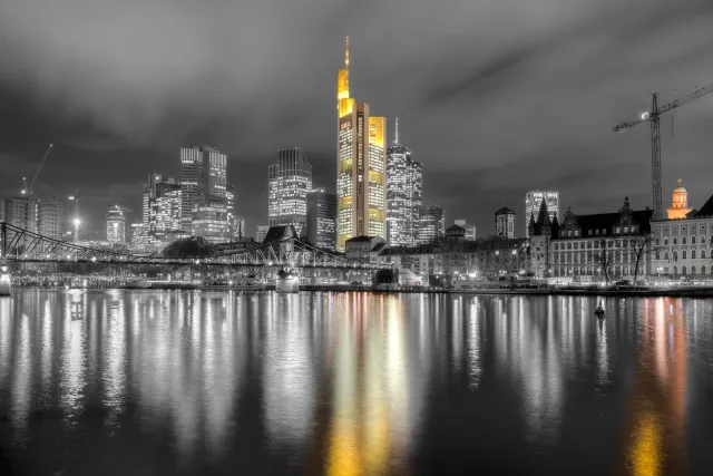 Frankfurt spiegelt sich im Main