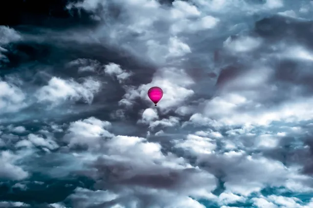 Heißluftballon vor dramatischem Himmel