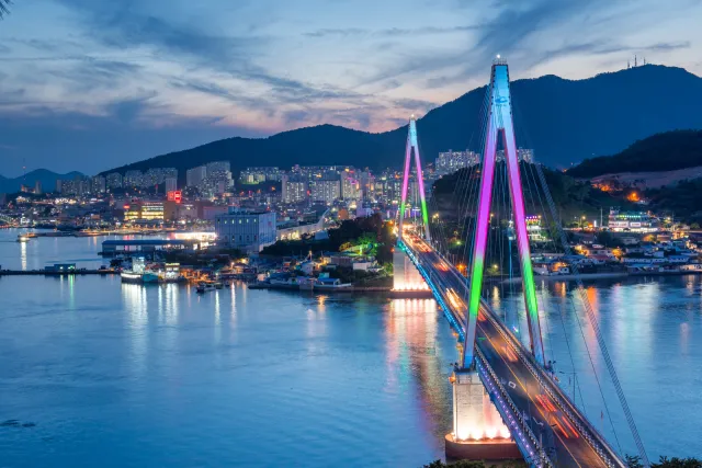 Blaue Stunde in Yeosu - die Dolsandaegyo Brücke (돌산대교)