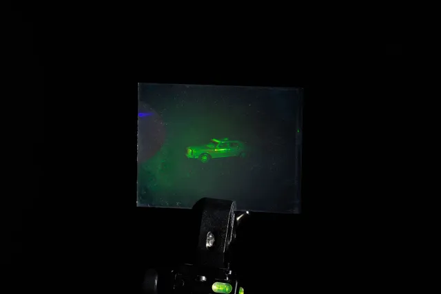 Weißlicht-Hologramm eines Modellautos unter verschiedenen Betrachtungswinkeln