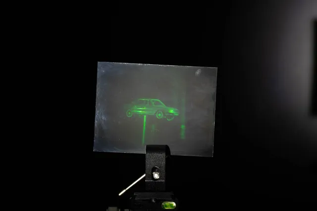Weißlicht-Hologramm eines Modellautos unter verschiedenen Betrachtungswinkeln
