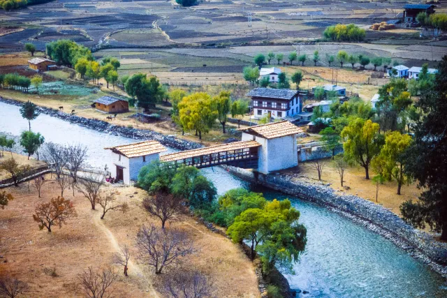 Der Rinpung Dzong und die Nemi Zam Brücke