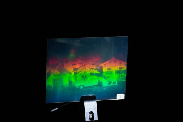 Regenbogen-Hologramm in vertikaler Drehung