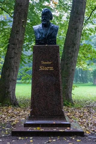 Das Theodor Storm Denkmal im Schlosspark von Husum