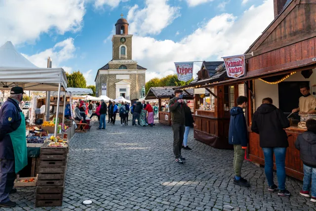 Weekly market on the Husum market square