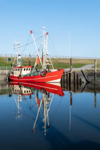 Rotes Fischerboot im Süderhafen