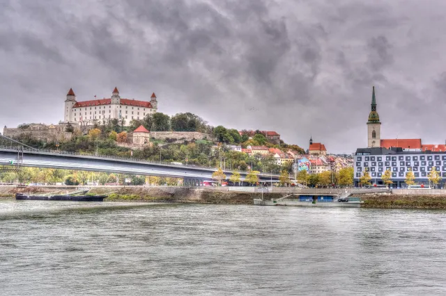 Die Burg Bratislava über der Donau