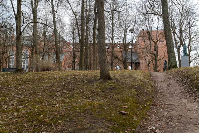 Weg zur Ruine der Domkathedrale von Tartu