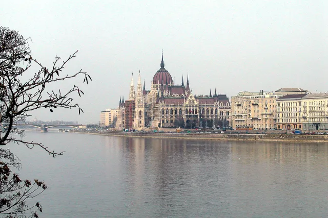 Das Parlamentsgebäude von Budapest an der Donau