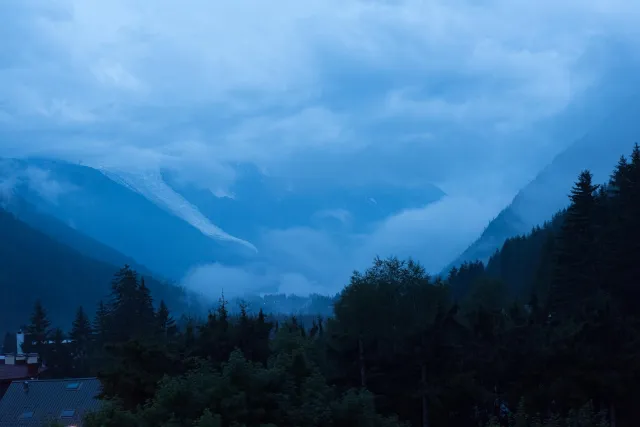 Am Mont-Blanc-Massiv während der Blauen Stunde