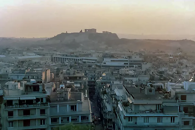 Die Akropolis über den Straßenschluchten von Athen
