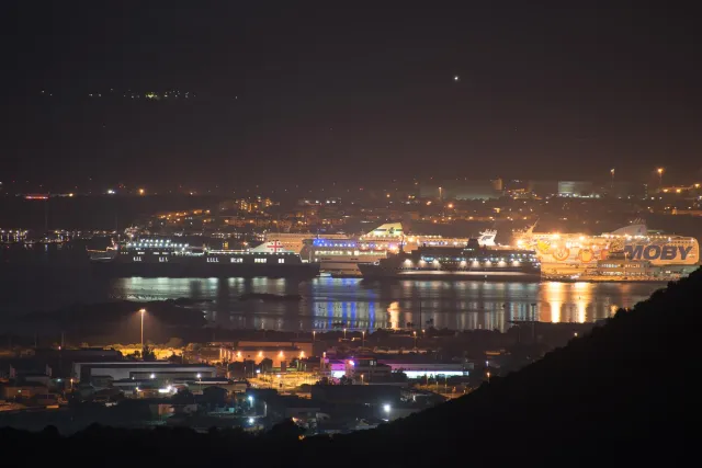 Der Hafen von Olbia bei Nacht